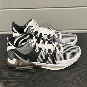 Nike LeBron Witness 7 Black and White Athletic Shoes Men’s Size 11